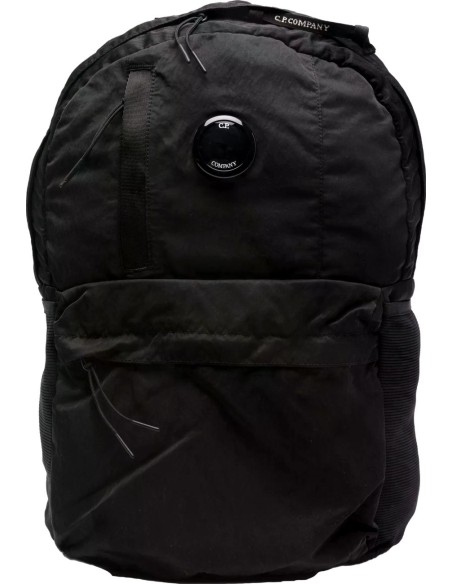 Mochila negra Nylon B con bolsillo oculto y lente NFC – C.P. Company VISTA FRONTAL