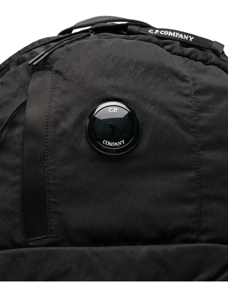 Mochila negra Nylon B con bolsillo oculto y lente NFC – C.P. Company detalle lente