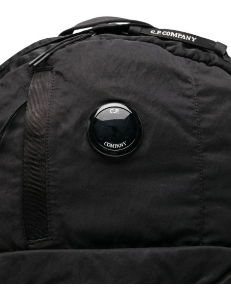 Mochila negra Nylon B con bolsillo oculto y lente NFC – C.P. Company detalle lente