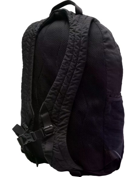 Mochila negra Nylon B con bolsillo oculto y lente NFC – C.P. Company parte trasera