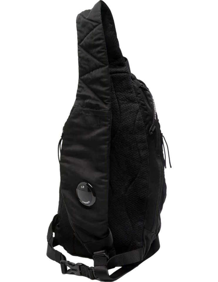 Mochila Bandolera C.P. Company Nylon B Lens Negra vista tirador