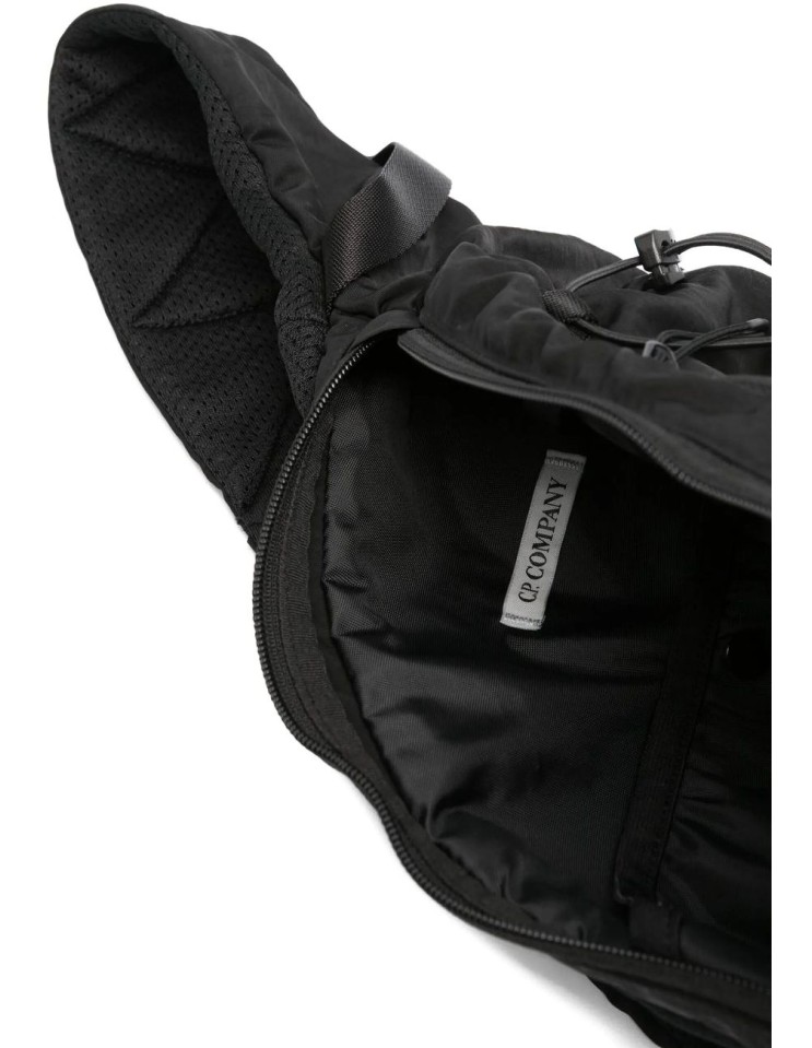 Mochila Bandolera C.P. Company Nylon B Lens Negra detalle cremallera