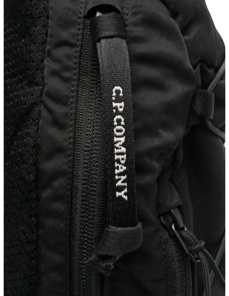 Mochila Bandolera C.P. Company Nylon B Lens Negra detalle tirador