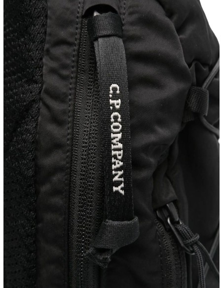 Mochila Bandolera C.P. Company Nylon B Lens Negra detalle tirador