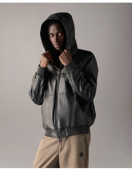 Chaqueta de Cuero Neo Bunny — Moose Knuckles vista frontal en un hombre con capucha puesta