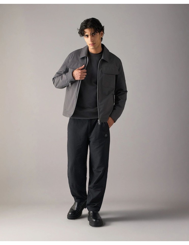 Jacques Shirt Jacket  de Moose Knuckles vista frontal abierta con pantalón