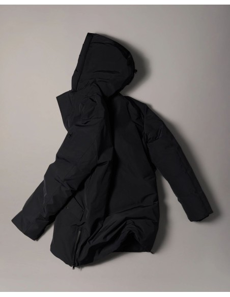 Chaqueta negra West-ED 3Q de plumas abierta y desabrochada