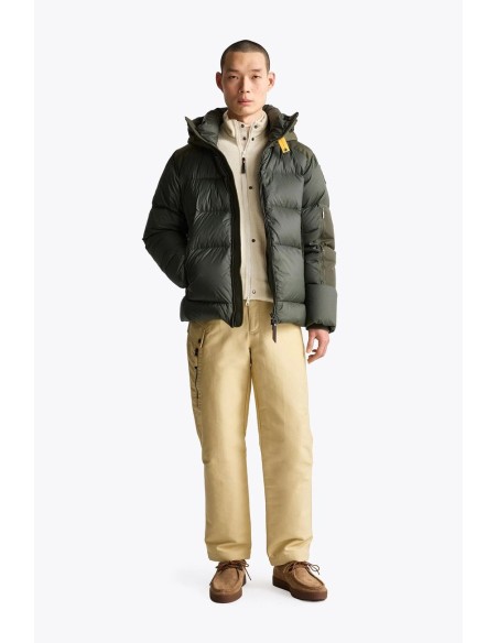 Parajumpers Tyrik verde – Chaqueta de plumón con capucha Endurance vist puesta con pantalones cargo