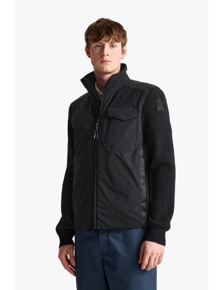 Parajumpers Steel River Cárdigan Híbrido Hombre Negro vista frontal combinada con pantalones azules