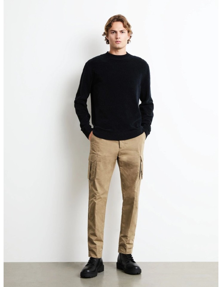 Look urbano con pantalón cargo RRD y sudadera cuello redondo
