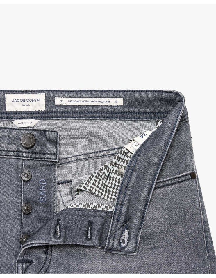 Jacob Cohën Jeans Bard gris etiqueta tartán azul detalle modelo y botonadrua