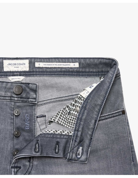 Jacob Cohën Jeans Bard gris etiqueta tartán azul detalle modelo y botonadrua