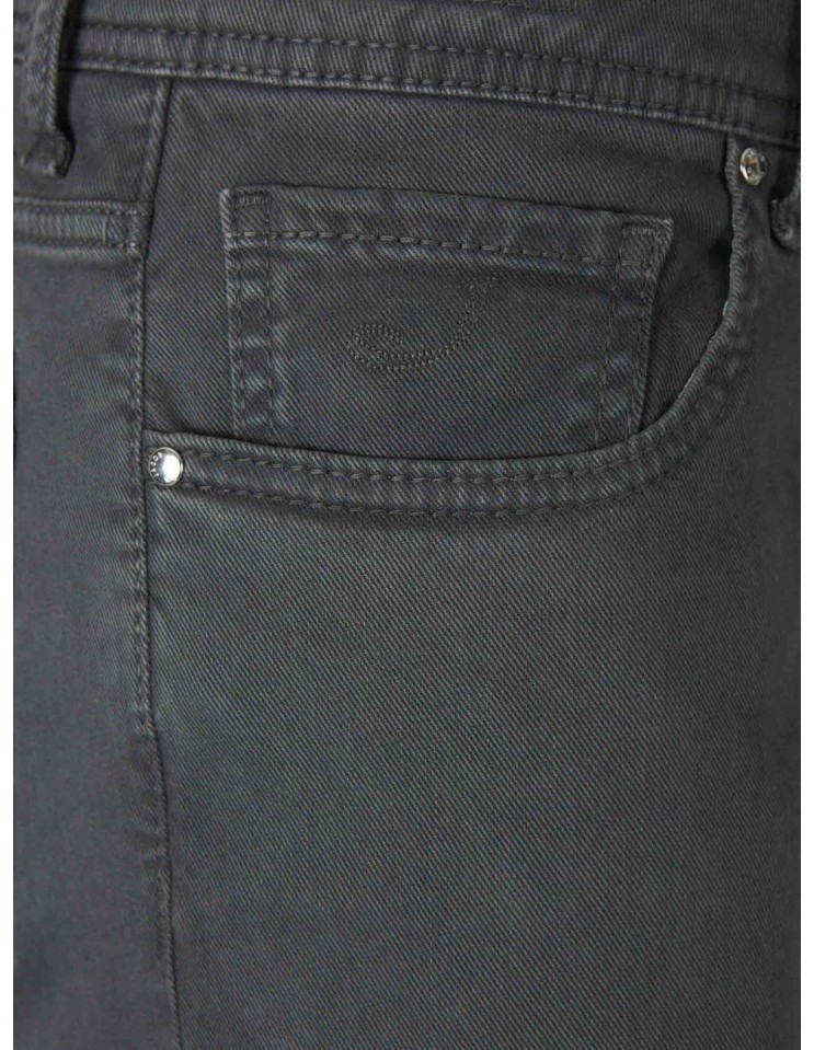 Jacob Cohën Vaquero Bard gabardina algodón elástica gris, detalle logo j bordado en el bolsillo