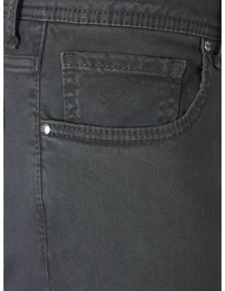 Jacob Cohën Vaquero Bard gabardina algodón elástica gris, detalle logo j bordado en el bolsillo