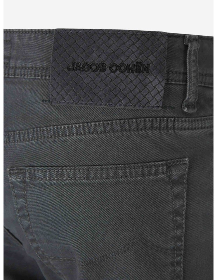 Jacob Cohën Vaquero Bard gabardina algodón elástica gris, detalle etiqueta cuero trenzada