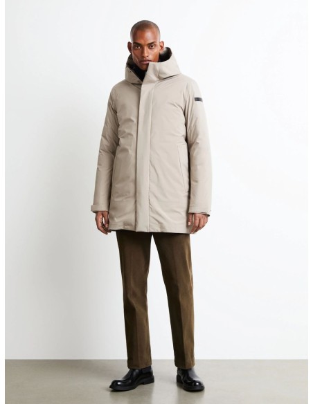 Sing Floating Parka Jkt - parka hombre plumas impermeable beige vista frontal con pantalones marrones