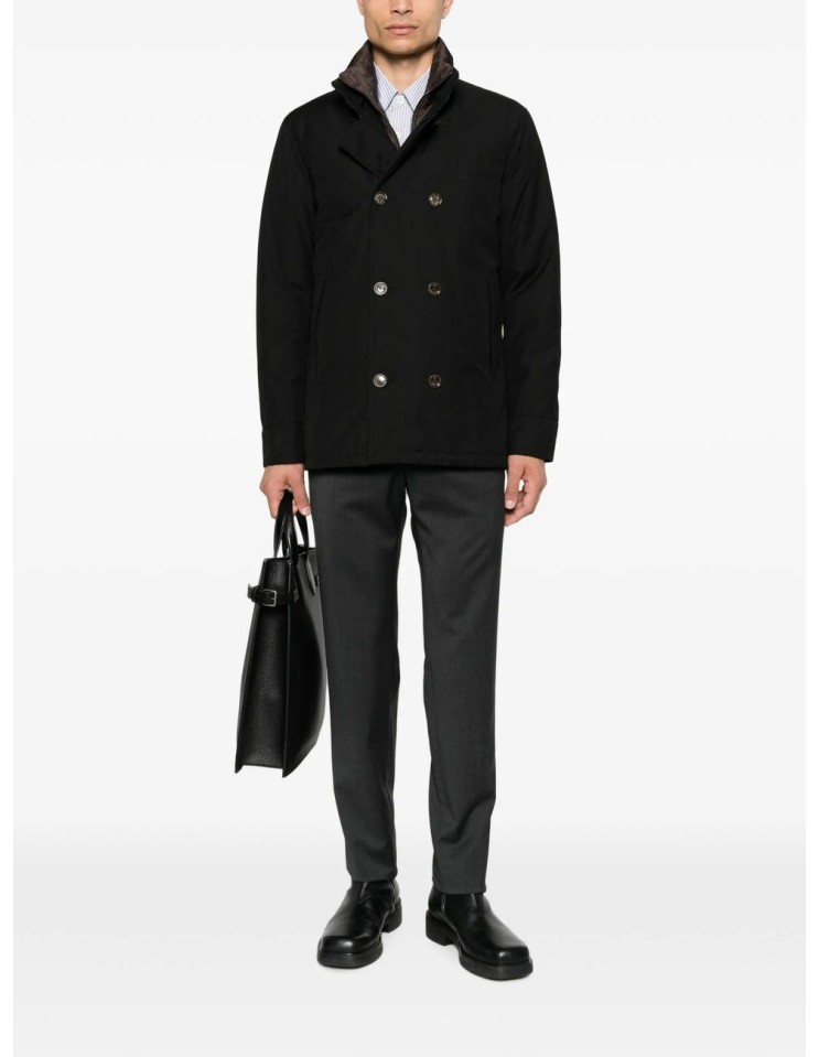 Peacoat ONTHEBUND Livigno cruzado vista frontal con pantalón gris y cartera