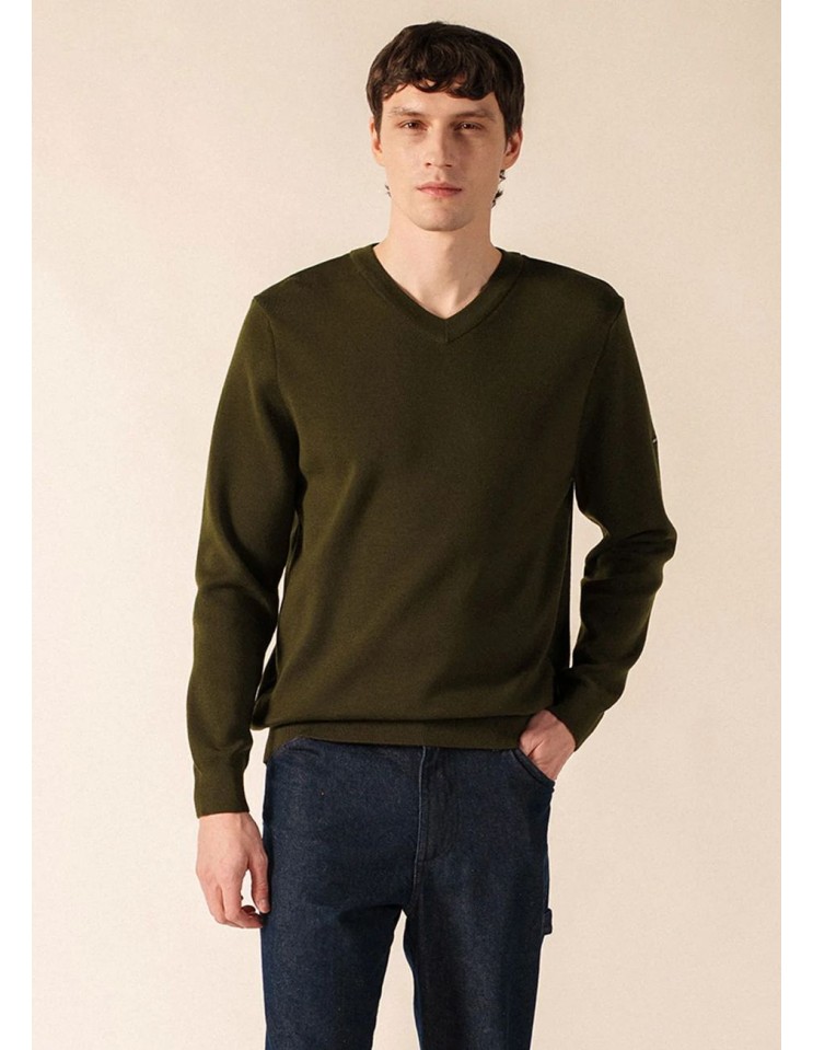 Saint James Jersey de pico color verde land vista frontal con jeans oscuros