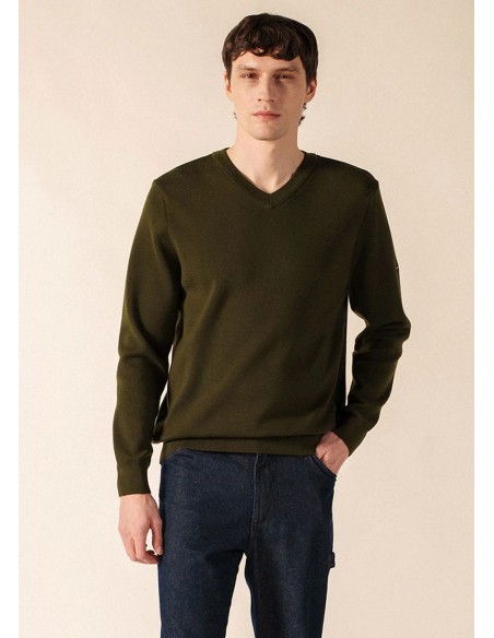 Saint James Jersey de pico color verde land vista frontal con jeans oscuros