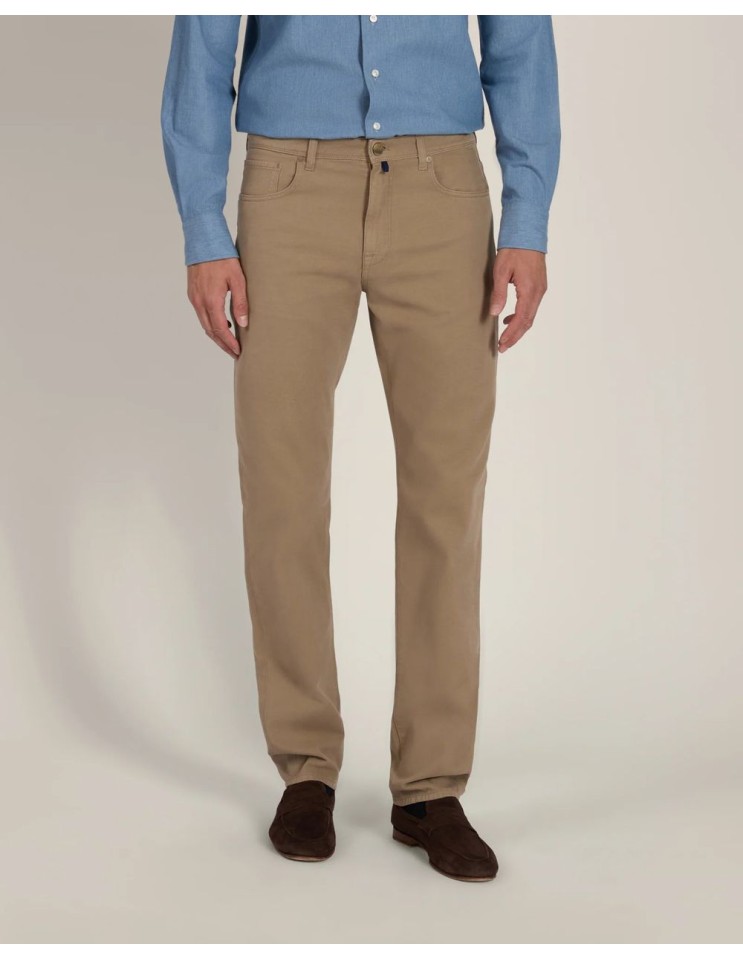Pantalón Incotex beige vista frontal outfit parte frontal con camisa azul