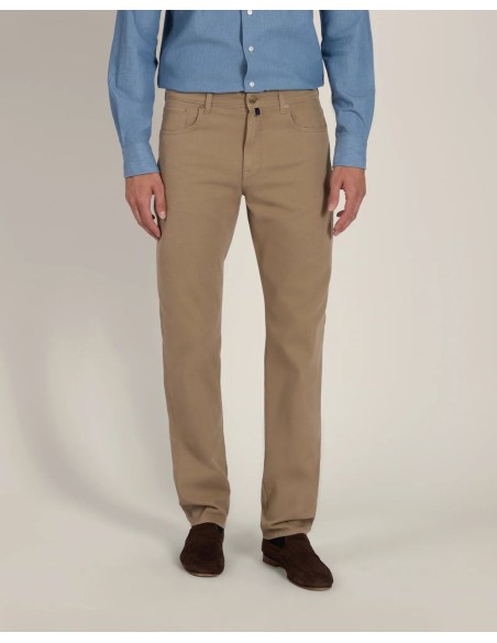 Pantalón Incotex beige vista frontal outfit parte frontal con camisa azul