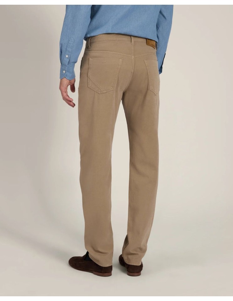 Pantalón Incotex beige vista frontal outfit parte trasera con camisa azul