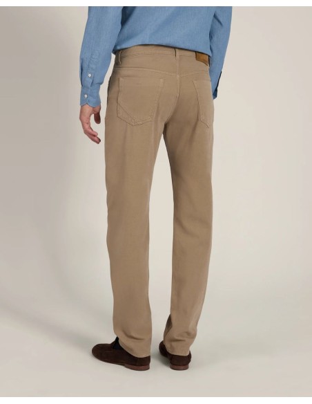 Pantalón Incotex beige vista frontal outfit parte trasera con camisa azul