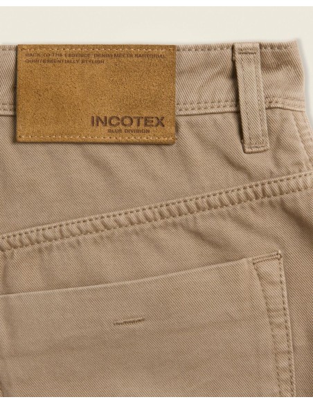 Pantalón Incotex beige vista frontal detalle parche trasero de la marca en piel