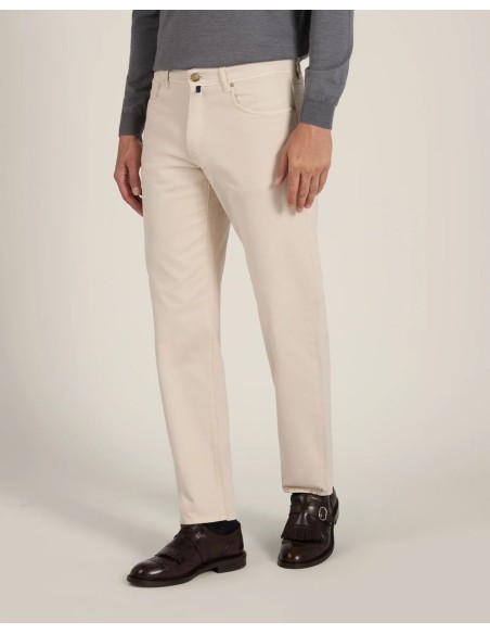 Incotex Pantalón cinco bolsillos algodon cashmere marfil vista de como queda puesto