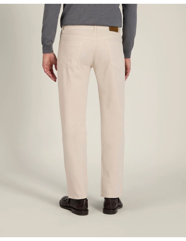 Incotex Pantalón cinco bolsillos algodon cashmere marfil vista parte trasera con polo gris