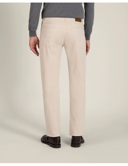 Incotex Pantalón cinco bolsillos algodon cashmere marfil vista parte trasera con polo gris