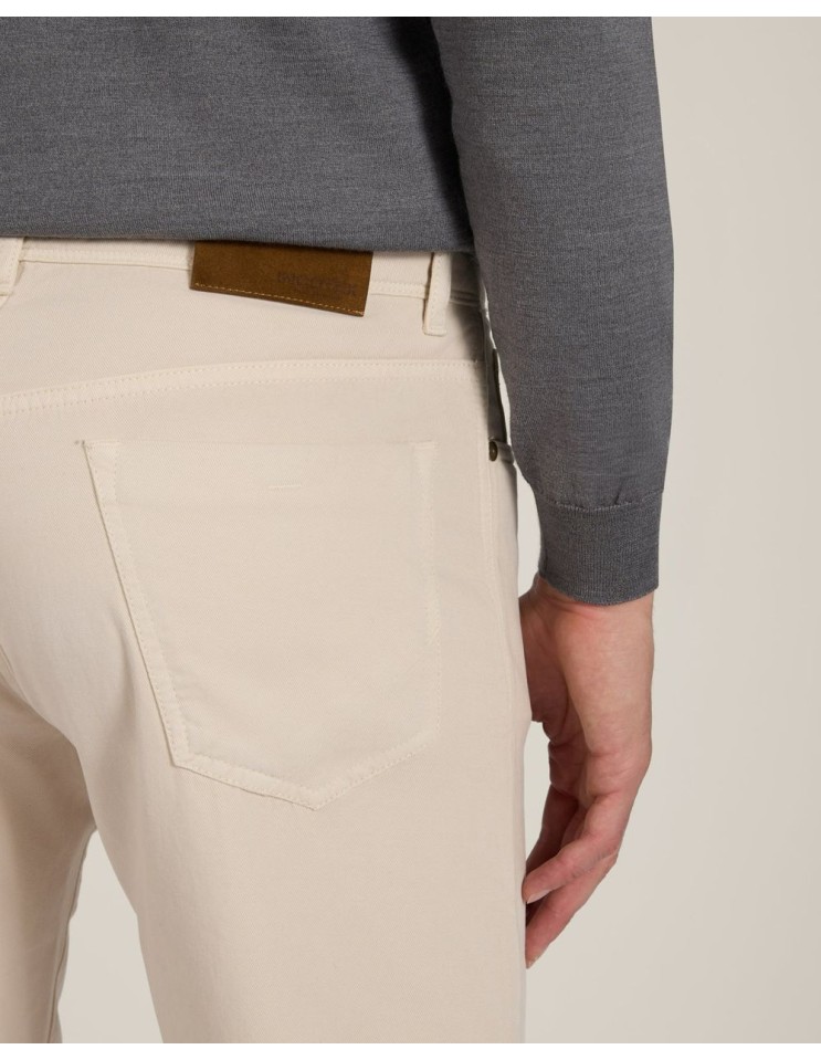 Incotex Pantalón cinco bolsillos algodon cashmere marfil vista puesta parte trasera