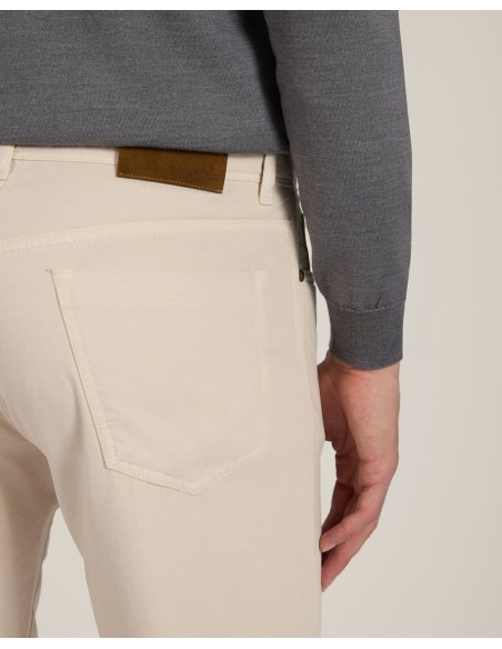 Incotex Pantalón cinco bolsillos algodon cashmere marfil vista puesta parte trasera