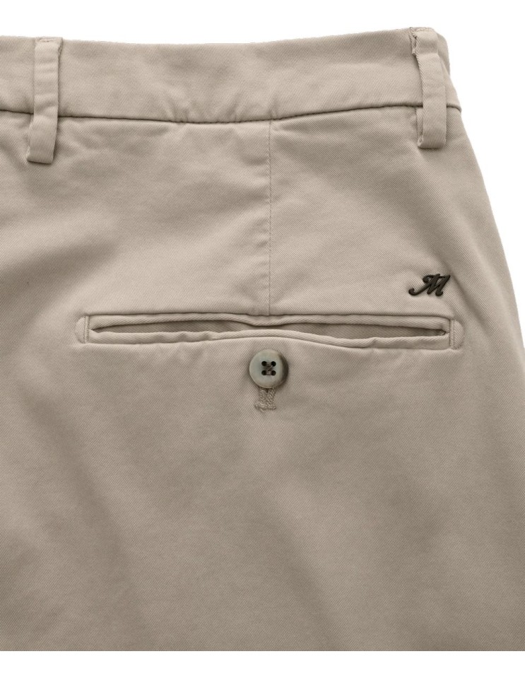 Pantalón chino New York gris claro en gabardina strech - Mason's detalle bolsillo trasero con logo
