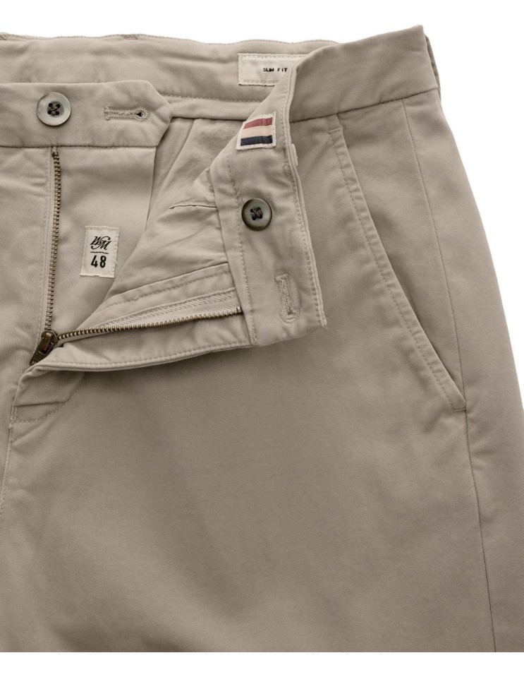 Pantalón chino New York gris claro en gabardina strech - Mason's detalle cierre sartorial