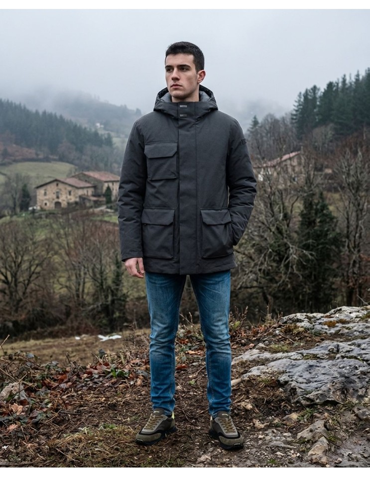 jacket gris con capucha Hut Floating Field de plumón – RRD puesta con vaqueros y zapatillas Be Positive