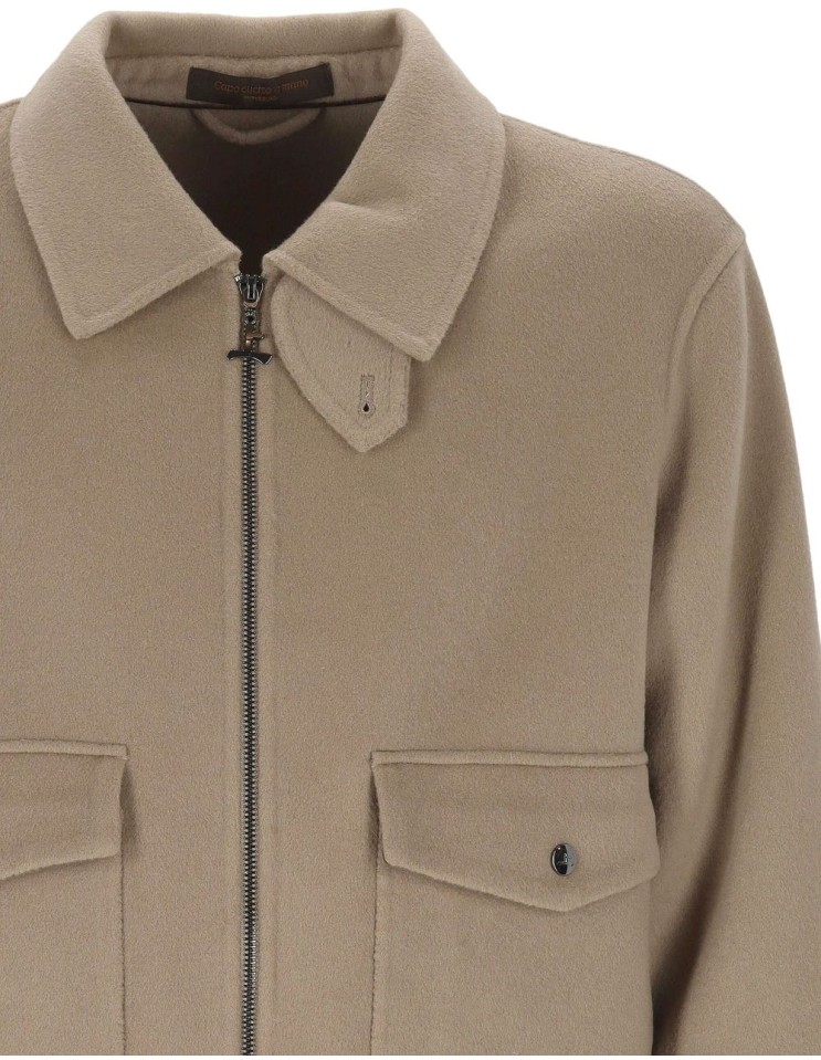 Cazadora bomber Onthebund beige cashmere y lana vista frontal detalla cuello