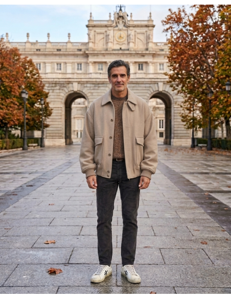 Cazadora bomber Onthebund beige cashmere y lana vista frontal con pantalones grises de pana y jersey jaspeado
