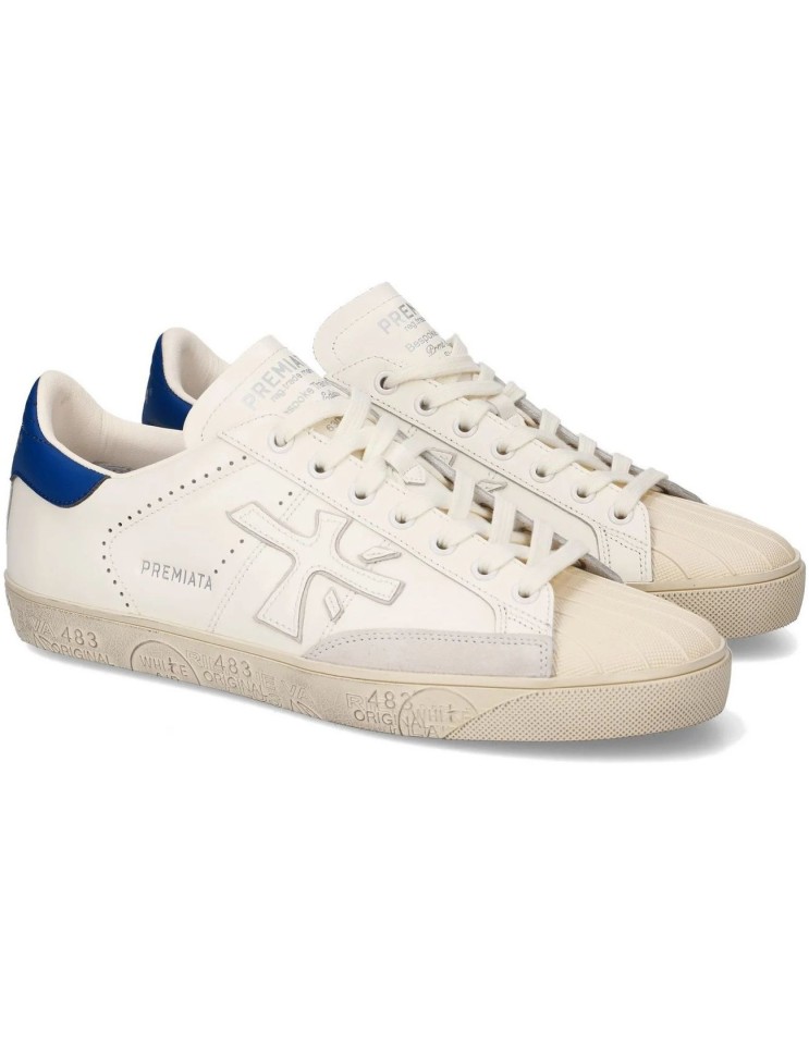 Premiata Steven Pure Edición contraste talonera azul vista dos pies