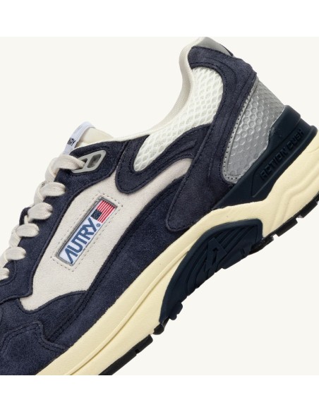 AUTRY zapatillas Hyperway en malla de nailon y piel azul y blanco detalle logo y materiales