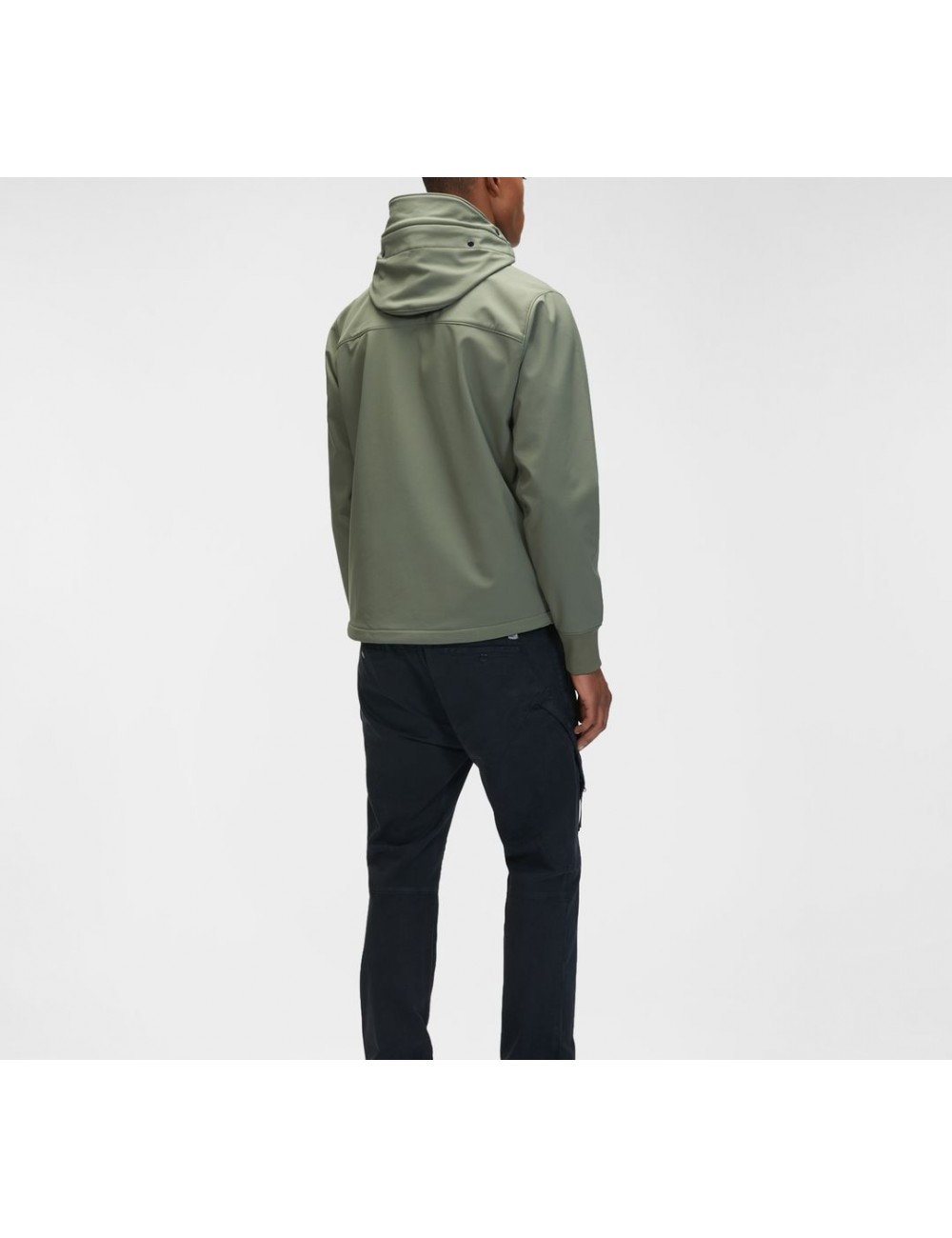 Cazadora soft shell verde salvia CP Company con gafas | Ego Madrid