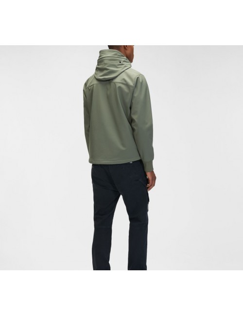 Cazadora soft shell verde salvia CP Company con gafas | Ego Madrid