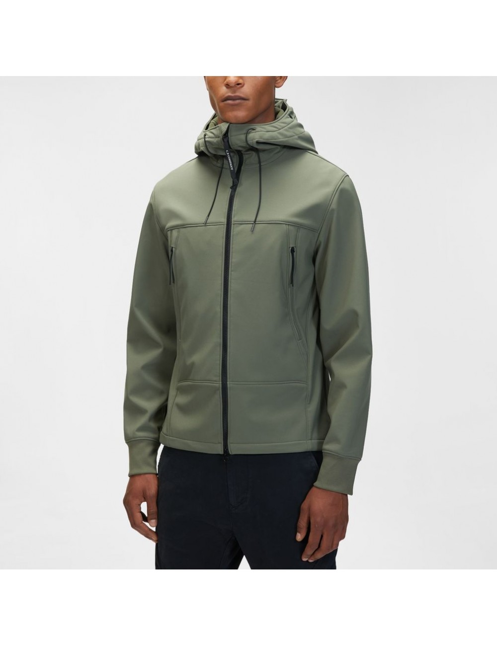 Cazadora soft shell verde salvia CP Company con gafas | Ego Madrid