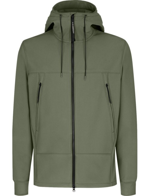 Cazadora soft shell verde salvia CP Company con gafas | Ego Madrid