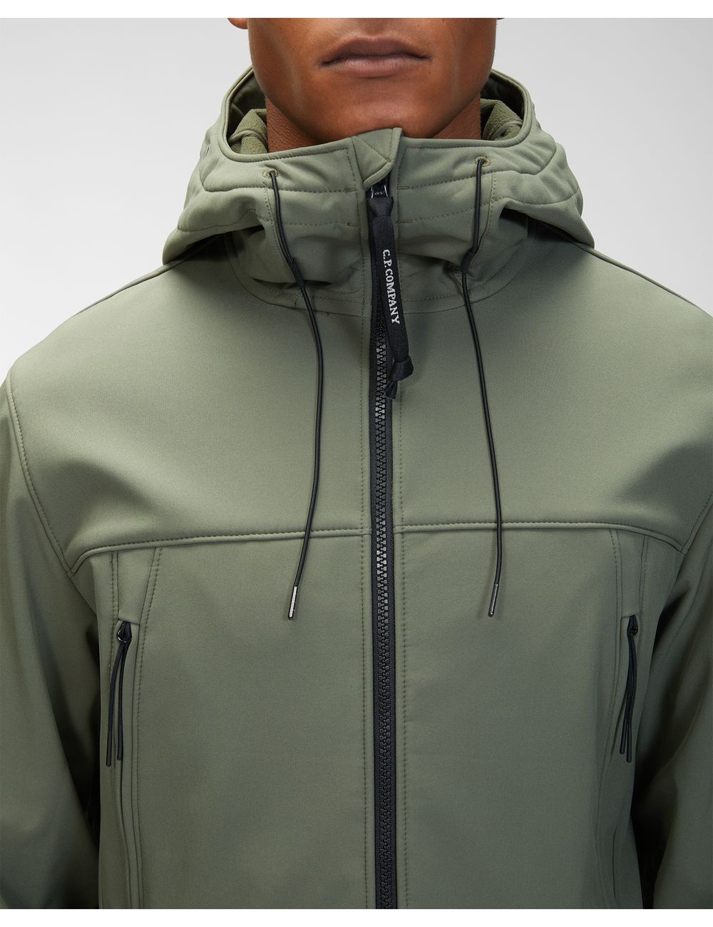 Cazadora soft shell verde salvia CP Company con gafas | Ego Madrid