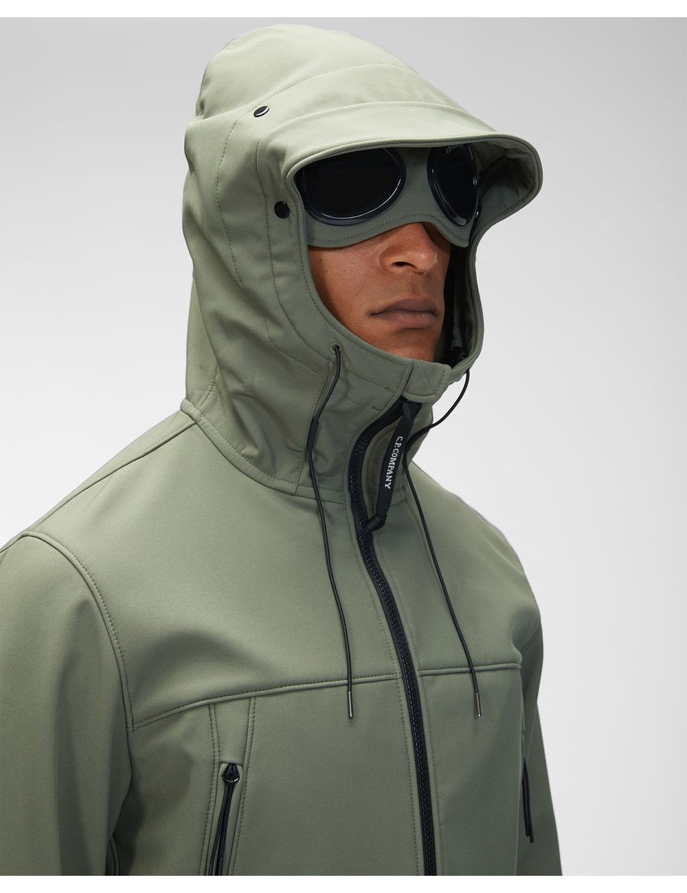 Cazadora soft shell verde salvia CP Company con gafas | Ego Madrid