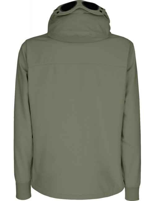 Cazadora soft shell verde salvia CP Company con gafas | Ego Madrid