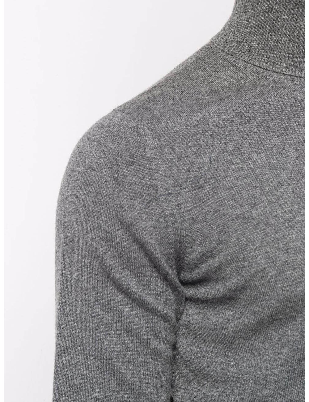 Jersey de cuello cisne en lana merino y cashmere, calidez y suavidad.